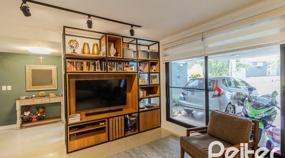 Casa em Condomínio à venda com 185m², 3 dormitórios, 1 suíte, 2 vagas, no bairro Vila Nova em PORTO ALEGRE