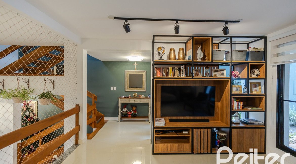 Casa em Condomínio à venda com 185m², 3 dormitórios, 1 suíte, 2 vagas, no bairro Vila Nova em PORTO ALEGRE