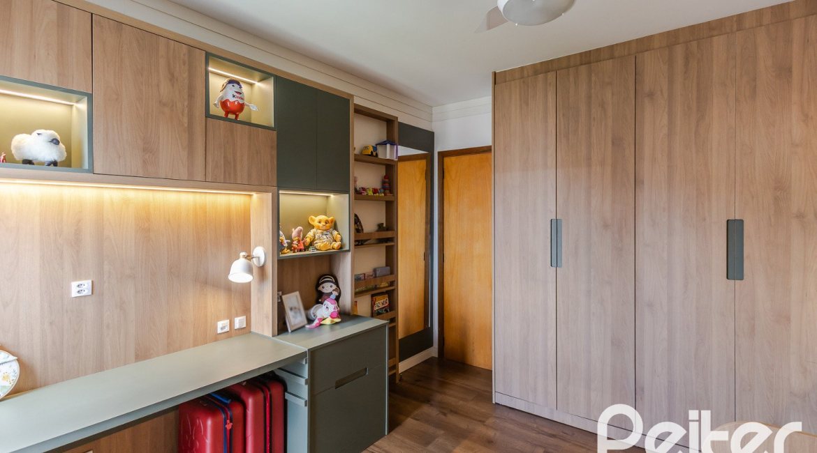 Casa em Condomínio à venda com 185m², 3 dormitórios, 1 suíte, 2 vagas, no bairro Vila Nova em PORTO ALEGRE