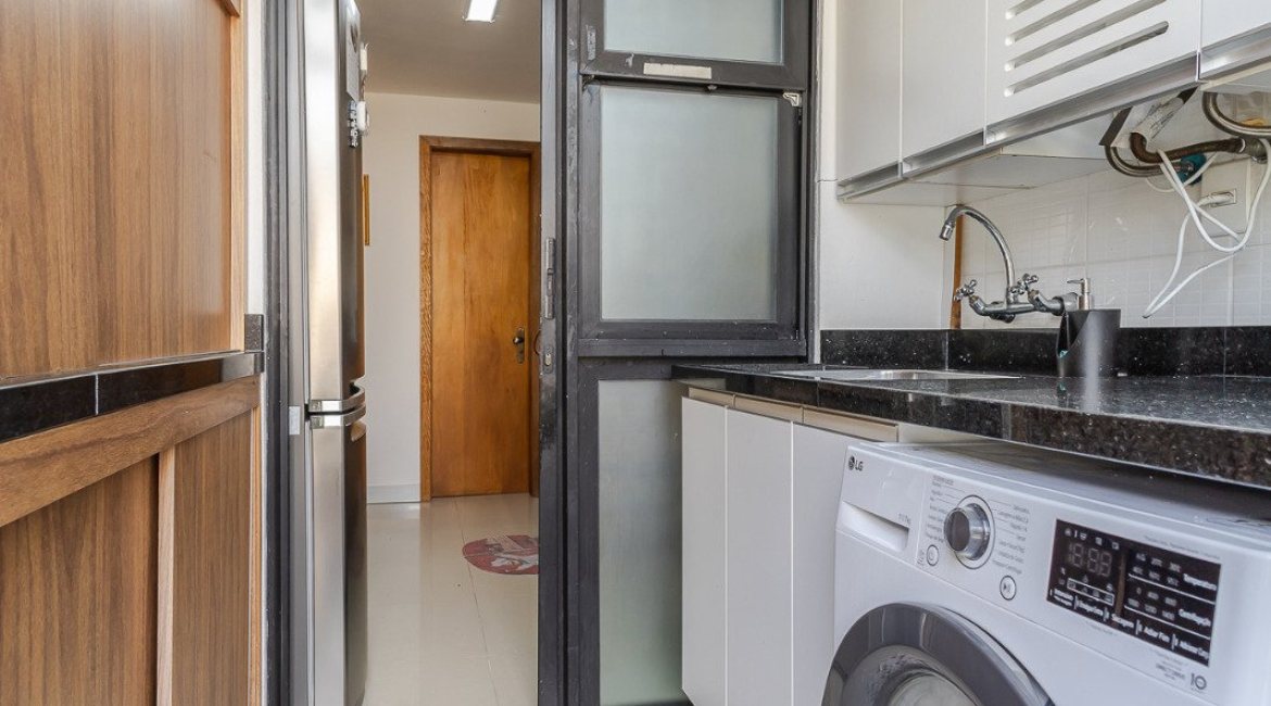 Casa em Condomínio à venda com 185m², 3 dormitórios, 1 suíte, 2 vagas, no bairro Vila Nova em PORTO ALEGRE