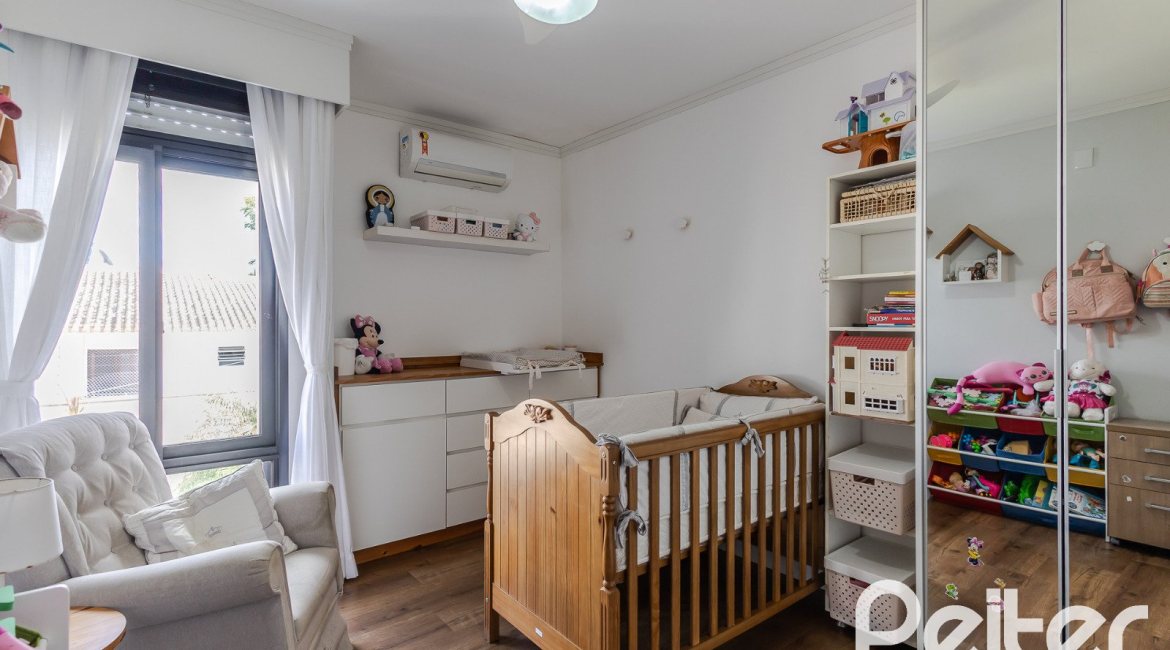 Casa em Condomínio à venda com 185m², 3 dormitórios, 1 suíte, 2 vagas, no bairro Vila Nova em PORTO ALEGRE