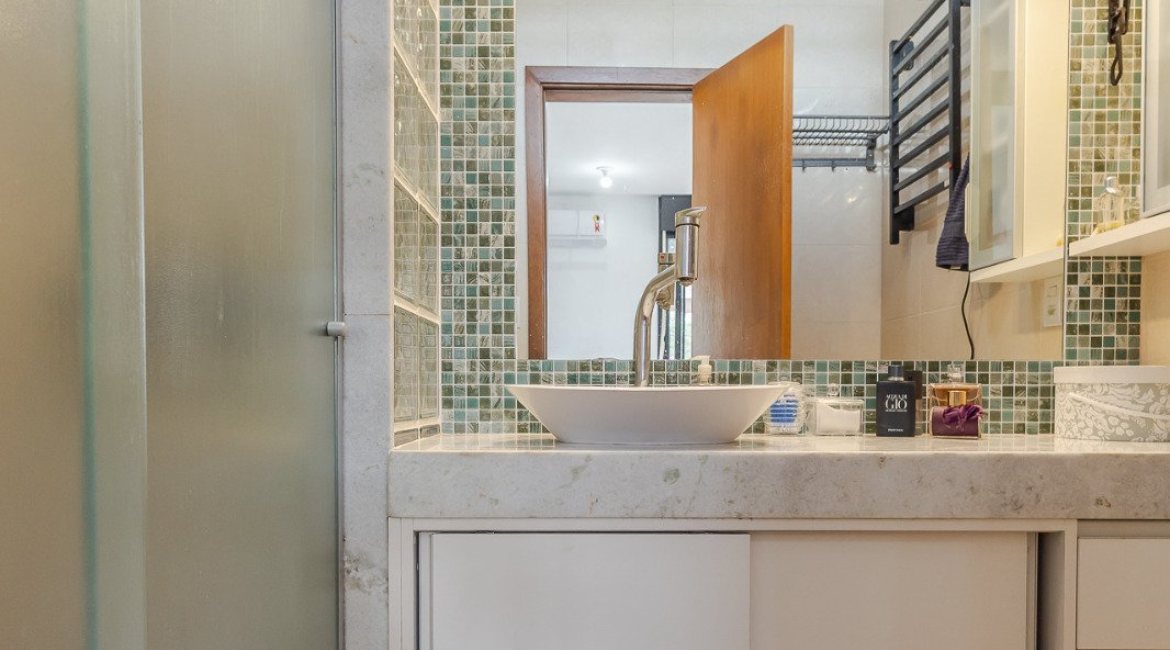 Casa em Condomínio à venda com 185m², 3 dormitórios, 1 suíte, 2 vagas, no bairro Vila Nova em PORTO ALEGRE