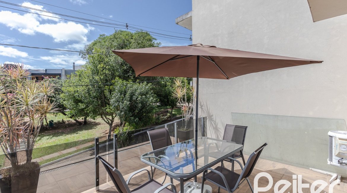 Casa em Condomínio à venda com 185m², 3 dormitórios, 1 suíte, 2 vagas, no bairro Vila Nova em PORTO ALEGRE