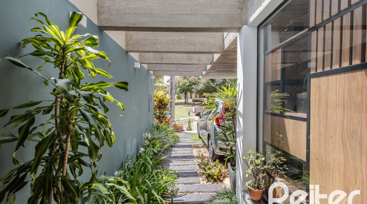 Casa em Condomínio à venda com 185m², 3 dormitórios, 1 suíte, 2 vagas, no bairro Vila Nova em PORTO ALEGRE