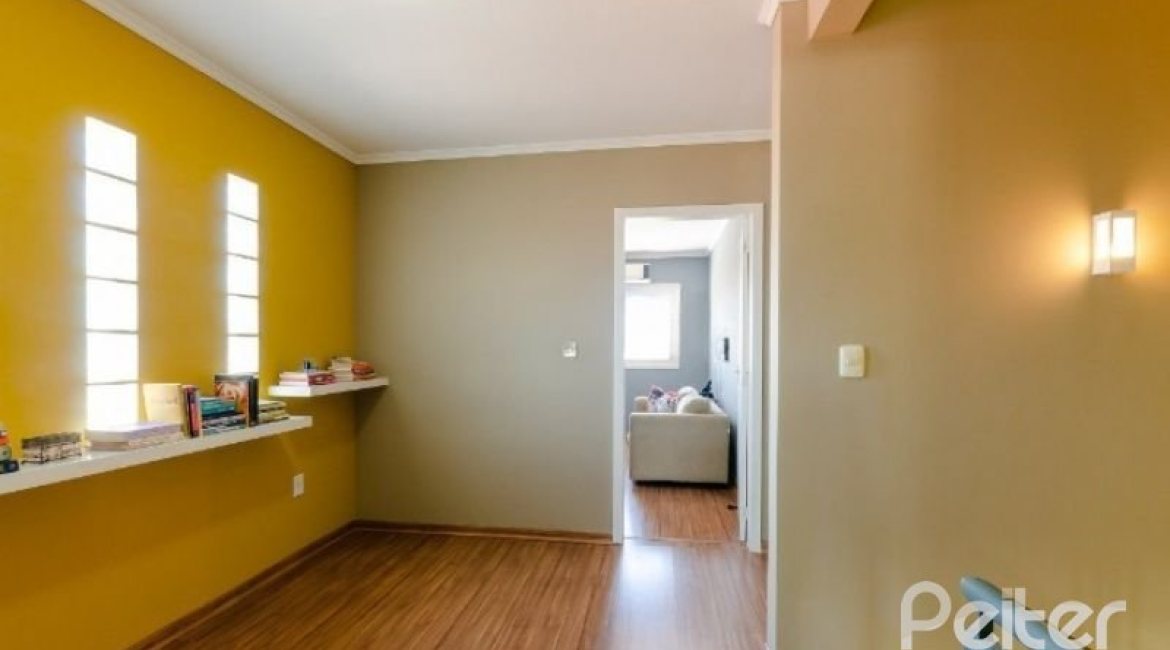 Casa à venda com 212m², 4 dormitórios, 1 suíte, 2 vagas, no bairro Espírito Santo em Porto Alegre