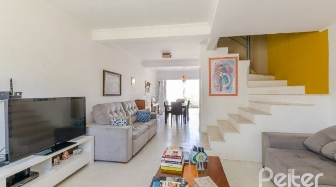 Casa à venda com 212m², 4 dormitórios, 1 suíte, 2 vagas, no bairro Espírito Santo em Porto Alegre