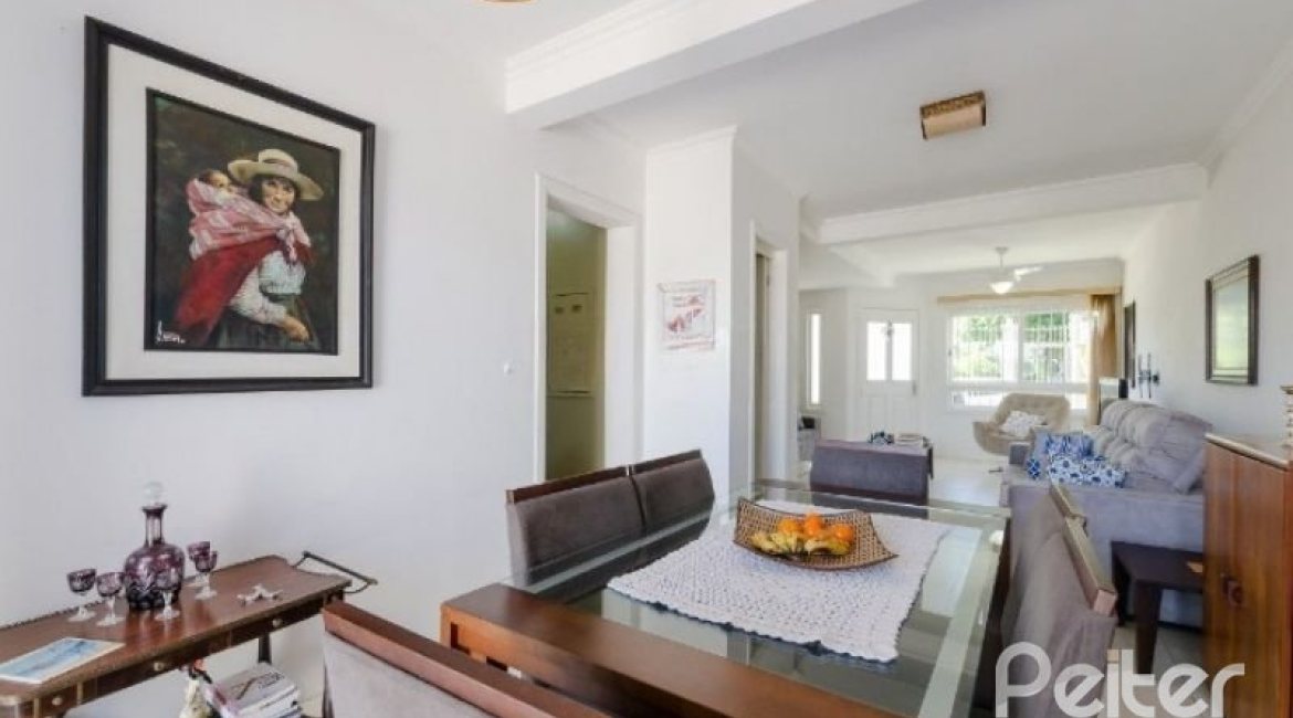 Casa à venda com 212m², 4 dormitórios, 1 suíte, 2 vagas, no bairro Espírito Santo em Porto Alegre