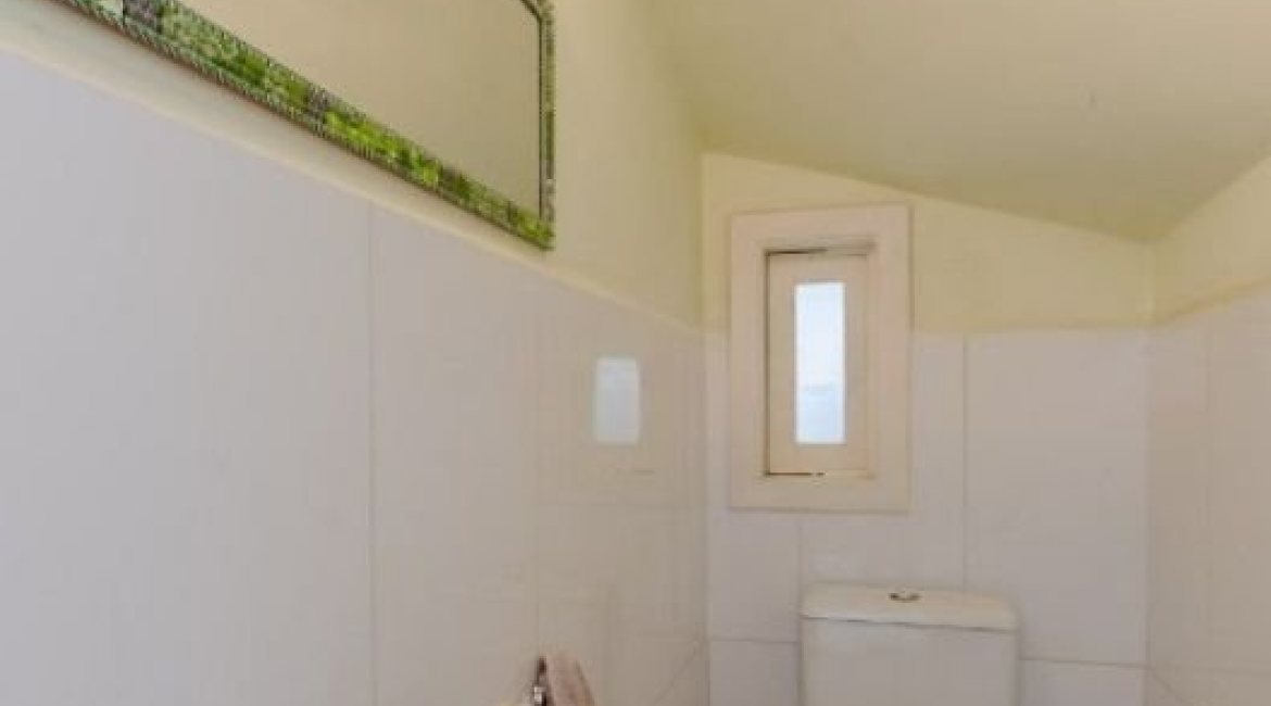 Casa à venda com 212m², 4 dormitórios, 1 suíte, 2 vagas, no bairro Espírito Santo em Porto Alegre