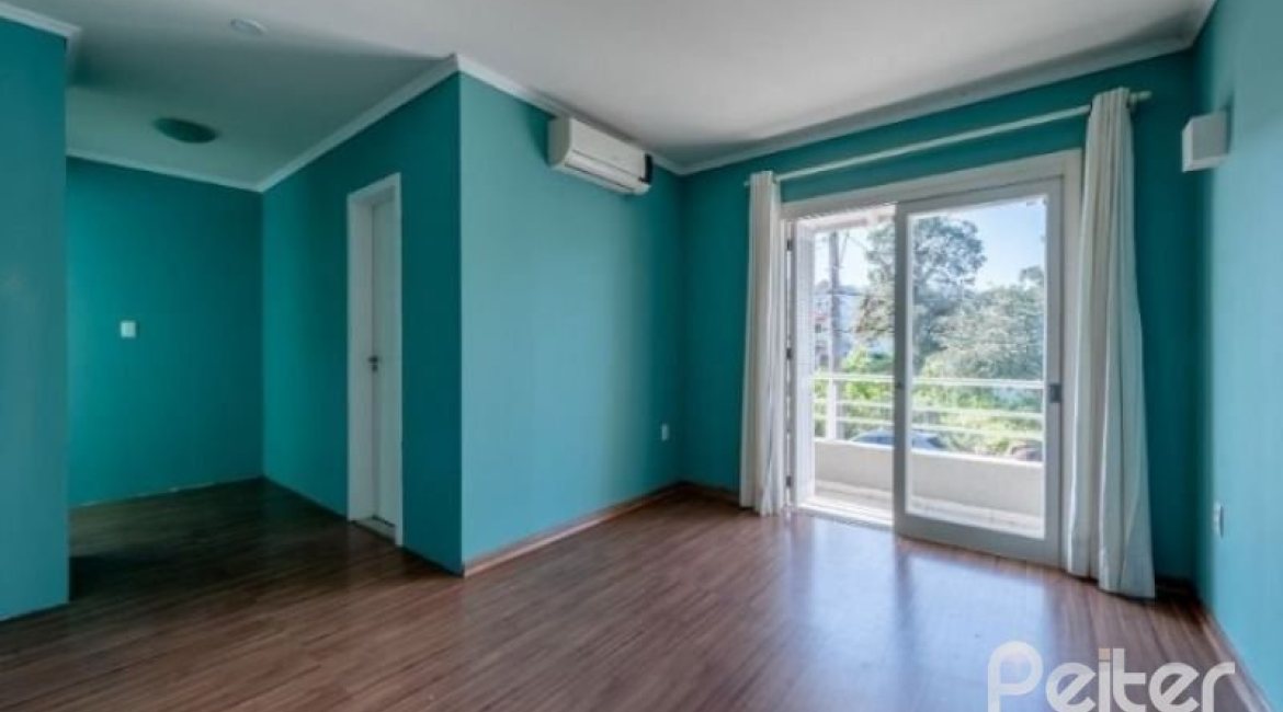 Casa à venda com 212m², 4 dormitórios, 1 suíte, 2 vagas, no bairro Espírito Santo em Porto Alegre