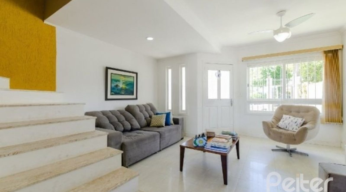 Casa à venda com 212m², 4 dormitórios, 1 suíte, 2 vagas, no bairro Espírito Santo em Porto Alegre