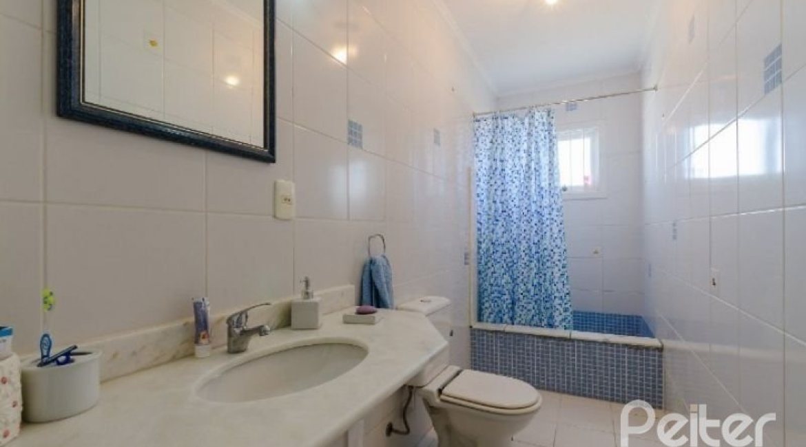 Casa à venda com 212m², 4 dormitórios, 1 suíte, 2 vagas, no bairro Espírito Santo em Porto Alegre