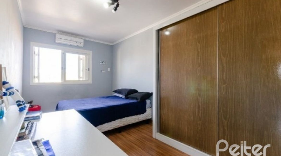 Casa à venda com 212m², 4 dormitórios, 1 suíte, 2 vagas, no bairro Espírito Santo em Porto Alegre