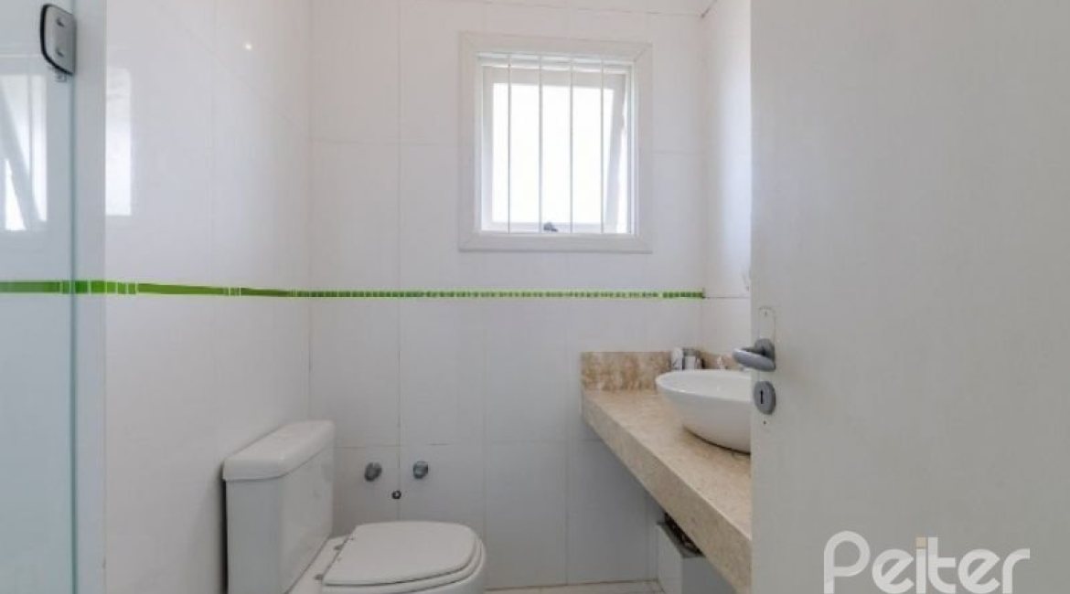 Casa à venda com 212m², 4 dormitórios, 1 suíte, 2 vagas, no bairro Espírito Santo em Porto Alegre