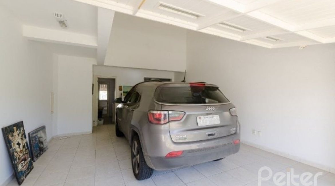 Casa à venda com 212m², 4 dormitórios, 1 suíte, 2 vagas, no bairro Espírito Santo em Porto Alegre