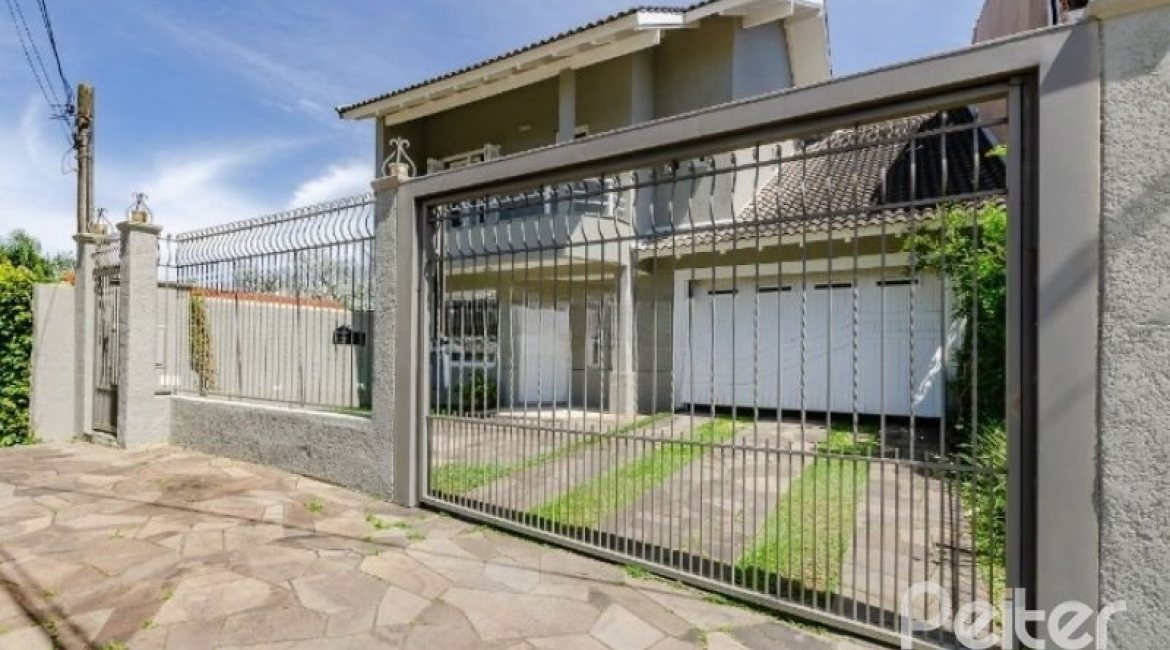 Casa à venda com 212m², 4 dormitórios, 1 suíte, 2 vagas, no bairro Espírito Santo em Porto Alegre