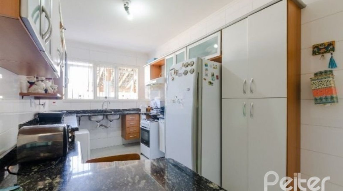 Casa à venda com 212m², 4 dormitórios, 1 suíte, 2 vagas, no bairro Espírito Santo em Porto Alegre