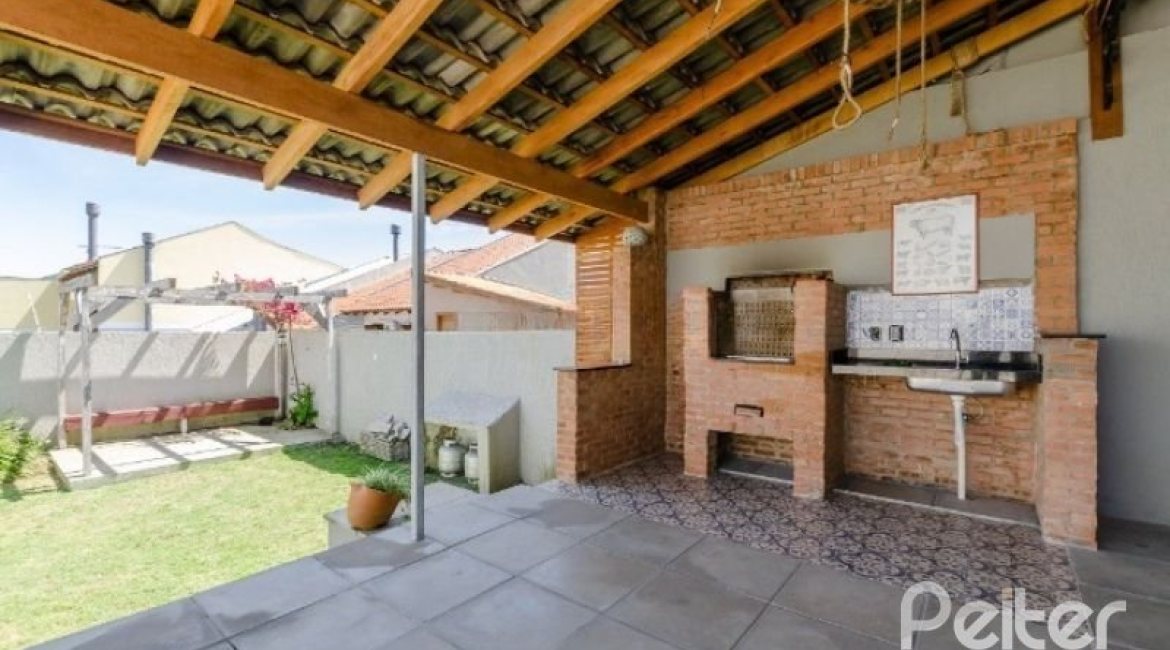 Casa à venda com 212m², 4 dormitórios, 1 suíte, 2 vagas, no bairro Espírito Santo em Porto Alegre