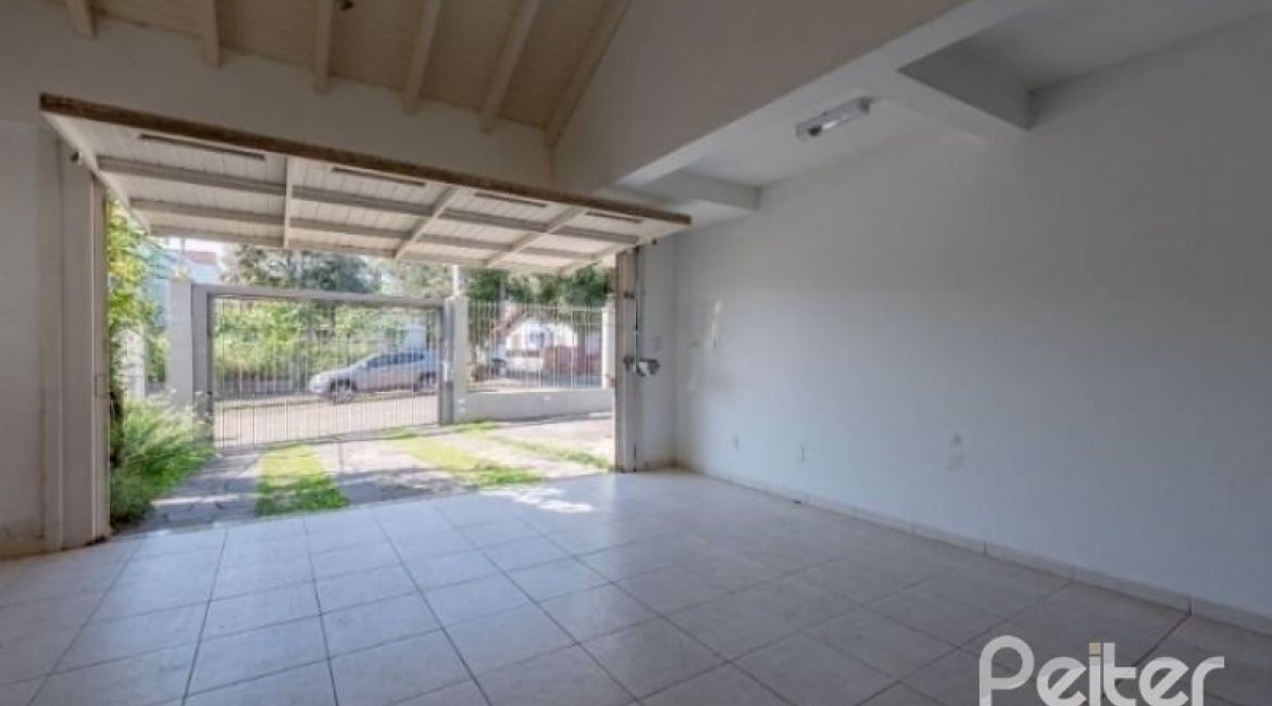 Casa à venda com 212m², 4 dormitórios, 1 suíte, 2 vagas, no bairro Espírito Santo em Porto Alegre