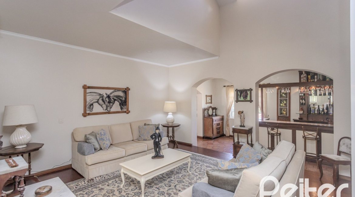 Casa à venda com 500m², 4 dormitórios, 2 suítes, 2 vagas, no bairro Vila Conceição em Porto Alegre