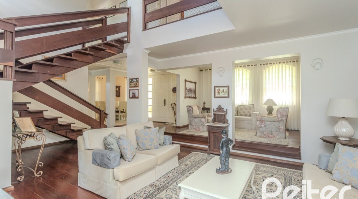 Casa à venda com 500m², 4 dormitórios, 2 suítes, 2 vagas, no bairro Vila Conceição em Porto Alegre