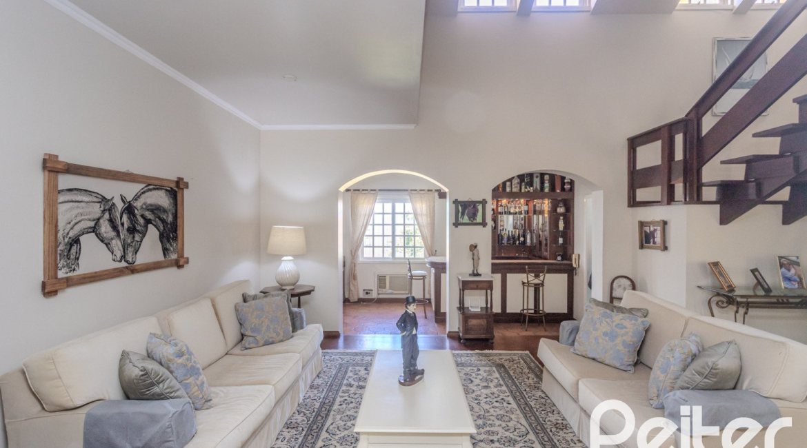 Casa à venda com 500m², 4 dormitórios, 2 suítes, 2 vagas, no bairro Vila Conceição em Porto Alegre