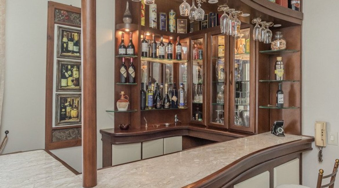 Casa à venda com 500m², 4 dormitórios, 2 suítes, 2 vagas, no bairro Vila Conceição em Porto Alegre