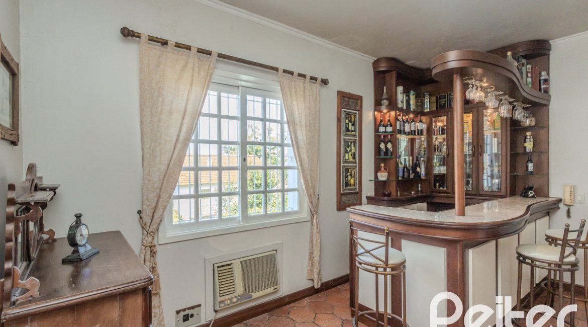 Casa à venda com 500m², 4 dormitórios, 2 suítes, 2 vagas, no bairro Vila Conceição em Porto Alegre