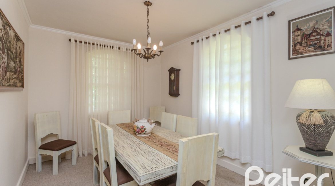 Casa à venda com 500m², 4 dormitórios, 2 suítes, 2 vagas, no bairro Vila Conceição em Porto Alegre