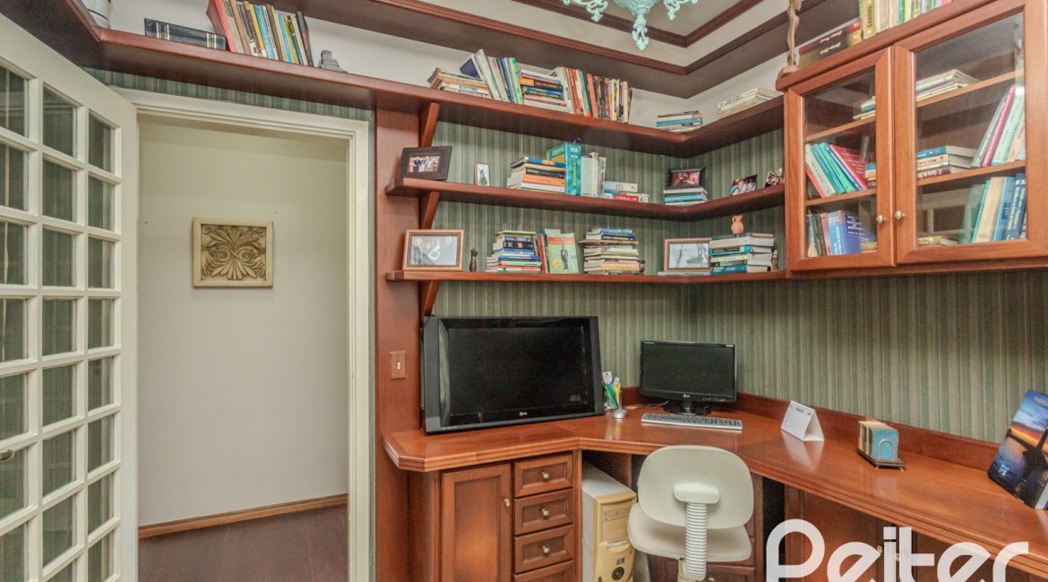 Casa à venda com 500m², 4 dormitórios, 2 suítes, 2 vagas, no bairro Vila Conceição em Porto Alegre