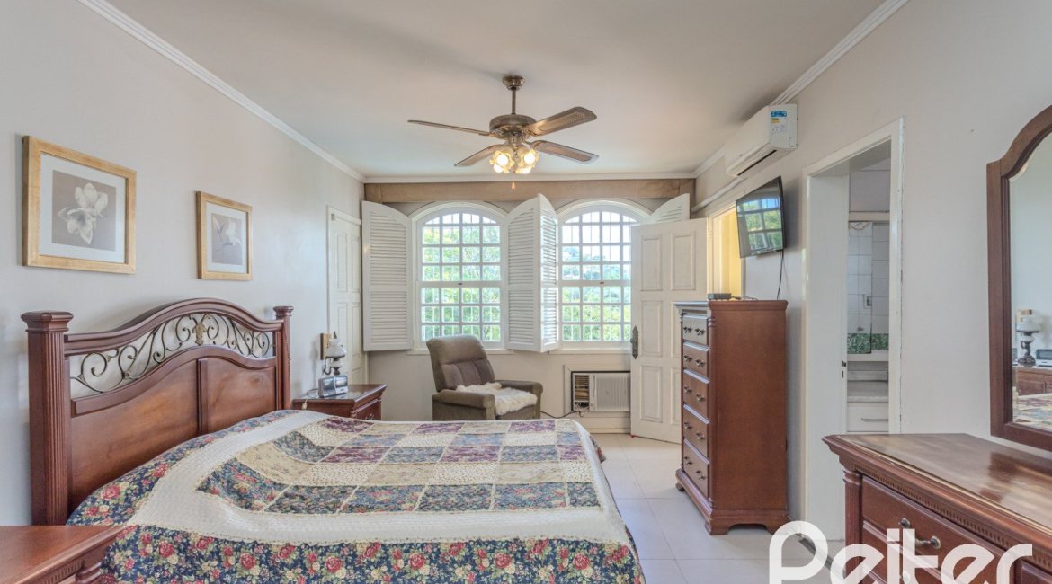 Casa à venda com 500m², 4 dormitórios, 2 suítes, 2 vagas, no bairro Vila Conceição em Porto Alegre