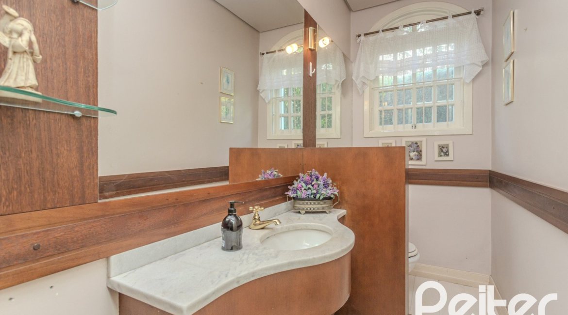 Casa à venda com 500m², 4 dormitórios, 2 suítes, 2 vagas, no bairro Vila Conceição em Porto Alegre