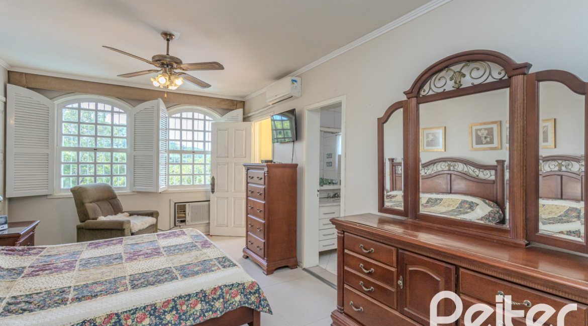 Casa à venda com 500m², 4 dormitórios, 2 suítes, 2 vagas, no bairro Vila Conceição em Porto Alegre