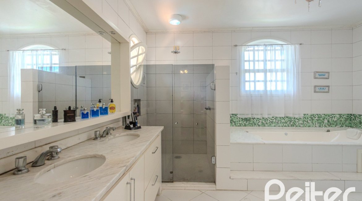 Casa à venda com 500m², 4 dormitórios, 2 suítes, 2 vagas, no bairro Vila Conceição em Porto Alegre