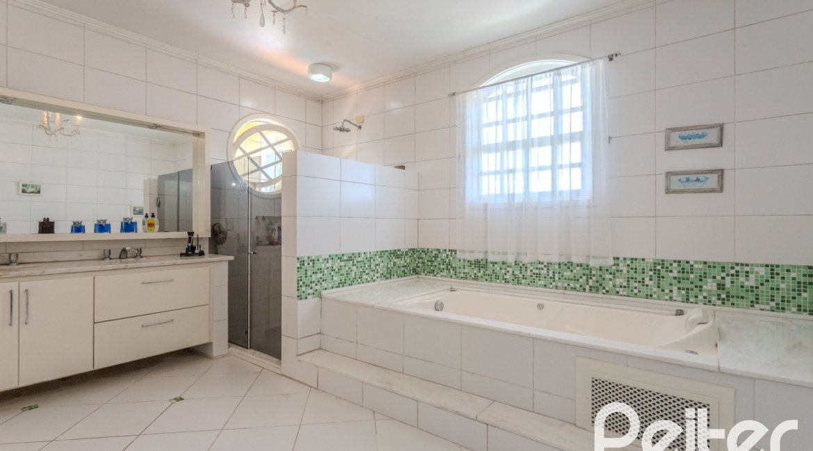 Casa à venda com 500m², 4 dormitórios, 2 suítes, 2 vagas, no bairro Vila Conceição em Porto Alegre