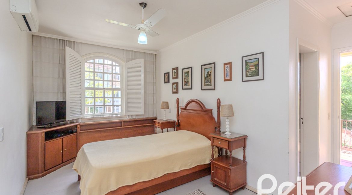 Casa à venda com 500m², 4 dormitórios, 2 suítes, 2 vagas, no bairro Vila Conceição em Porto Alegre