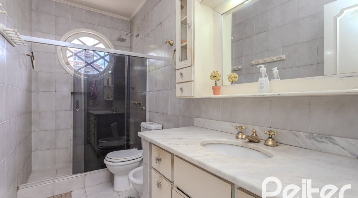 Casa à venda com 500m², 4 dormitórios, 2 suítes, 2 vagas, no bairro Vila Conceição em Porto Alegre