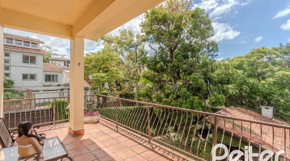 Casa à venda com 500m², 4 dormitórios, 2 suítes, 2 vagas, no bairro Vila Conceição em Porto Alegre