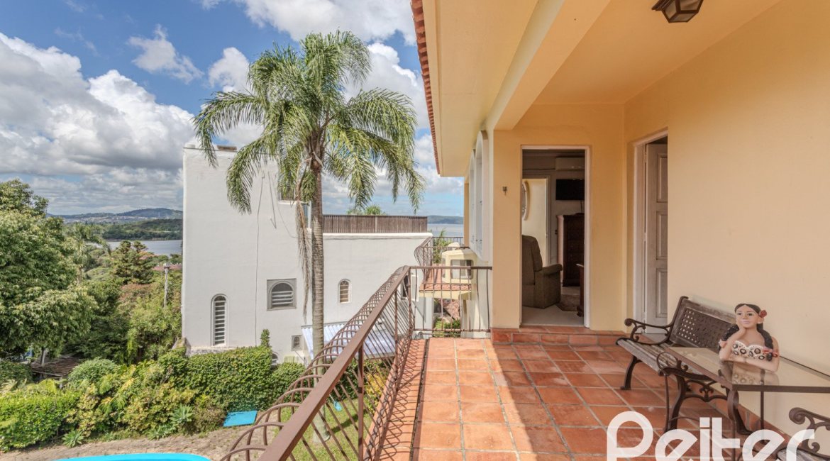 Casa à venda com 500m², 4 dormitórios, 2 suítes, 2 vagas, no bairro Vila Conceição em Porto Alegre