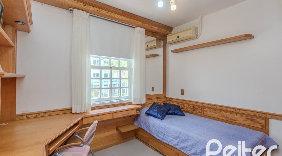 Casa à venda com 500m², 4 dormitórios, 2 suítes, 2 vagas, no bairro Vila Conceição em Porto Alegre