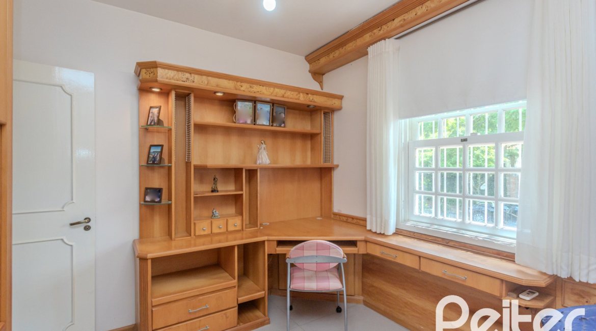 Casa à venda com 500m², 4 dormitórios, 2 suítes, 2 vagas, no bairro Vila Conceição em Porto Alegre