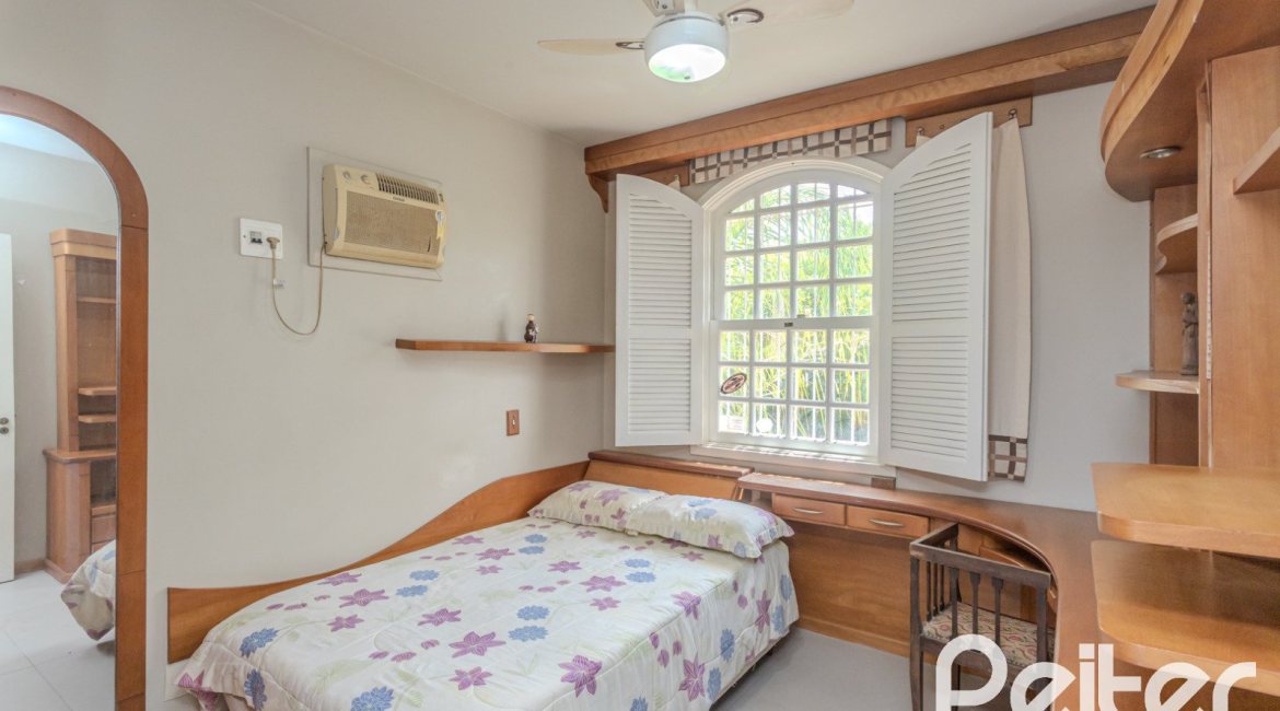 Casa à venda com 500m², 4 dormitórios, 2 suítes, 2 vagas, no bairro Vila Conceição em Porto Alegre