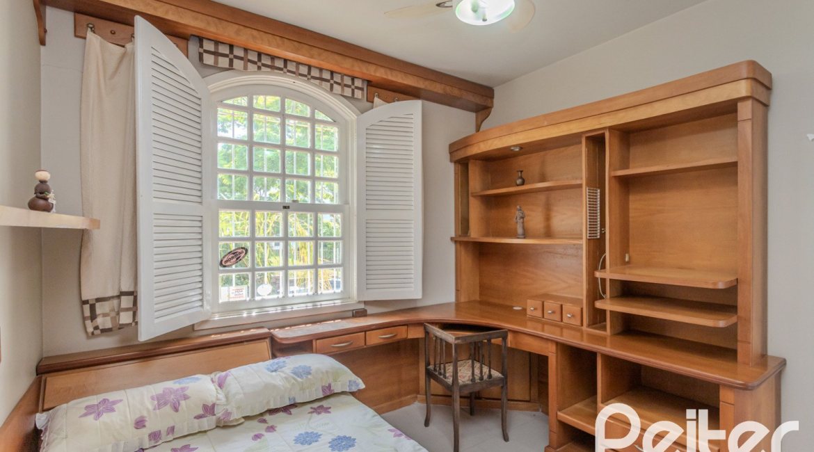 Casa à venda com 500m², 4 dormitórios, 2 suítes, 2 vagas, no bairro Vila Conceição em Porto Alegre