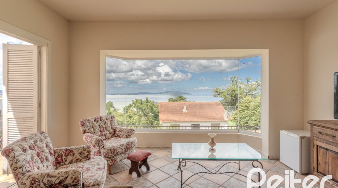 Casa à venda com 500m², 4 dormitórios, 2 suítes, 2 vagas, no bairro Vila Conceição em Porto Alegre