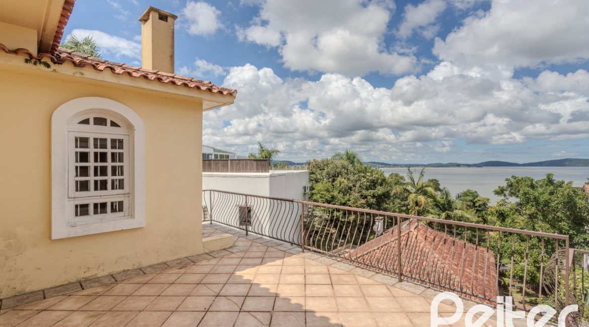 Casa à venda com 500m², 4 dormitórios, 2 suítes, 2 vagas, no bairro Vila Conceição em Porto Alegre