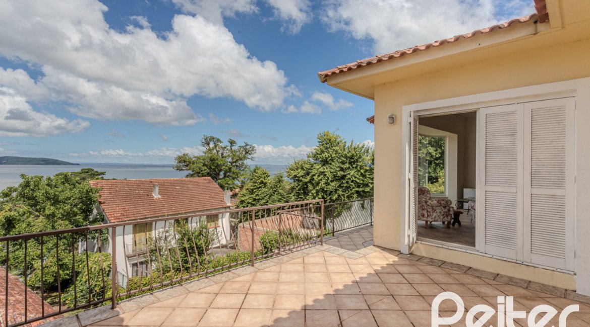 Casa à venda com 500m², 4 dormitórios, 2 suítes, 2 vagas, no bairro Vila Conceição em Porto Alegre