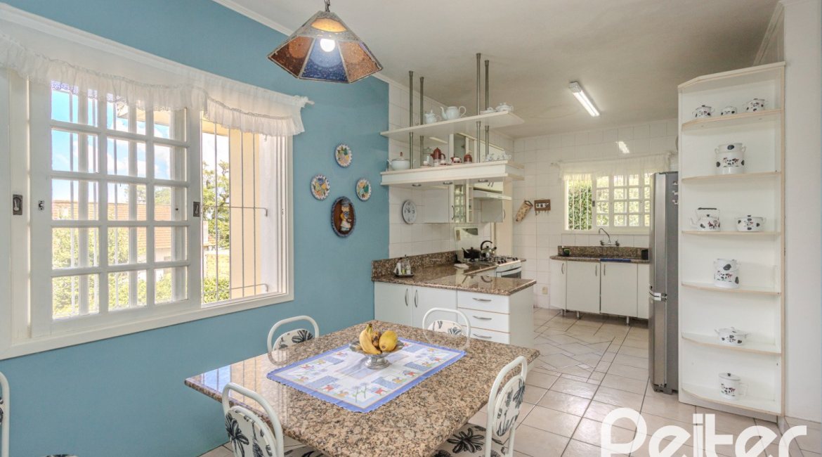 Casa à venda com 500m², 4 dormitórios, 2 suítes, 2 vagas, no bairro Vila Conceição em Porto Alegre