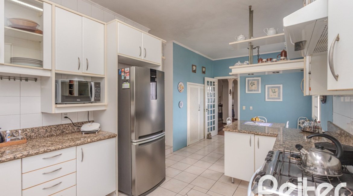 Casa à venda com 500m², 4 dormitórios, 2 suítes, 2 vagas, no bairro Vila Conceição em Porto Alegre