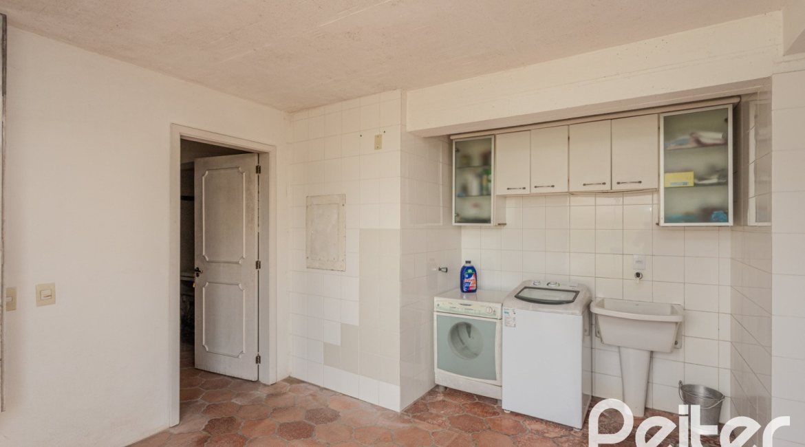 Casa à venda com 500m², 4 dormitórios, 2 suítes, 2 vagas, no bairro Vila Conceição em Porto Alegre