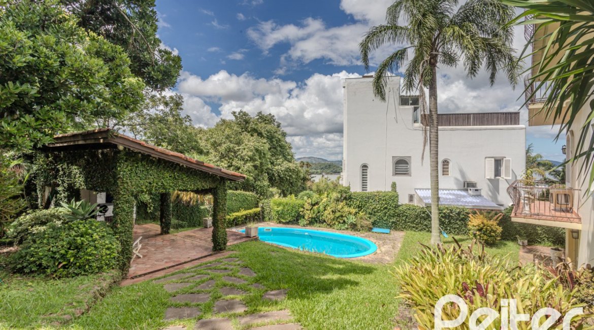 Casa à venda com 500m², 4 dormitórios, 2 suítes, 2 vagas, no bairro Vila Conceição em Porto Alegre
