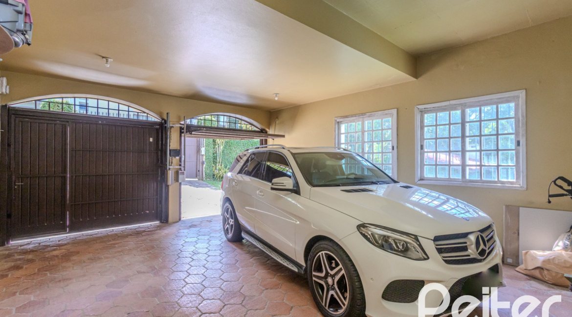 Casa à venda com 500m², 4 dormitórios, 2 suítes, 2 vagas, no bairro Vila Conceição em Porto Alegre